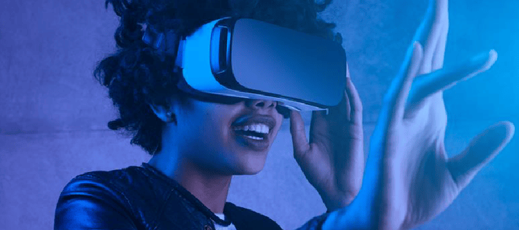 Jovem mulher usando óculos de realidade virtual com expressão de alegria, interagindo em um ambiente futurístico e colorido.