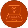 A imagem é um ícone circular de fundo marrom com a silhueta de um notebook na cor laranja. Na tela do notebook, há o símbolo de Wi-Fi, com ondas de sinal, indicando conectividade sem fio.