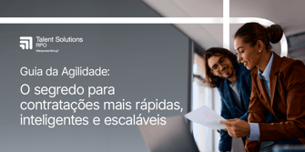 Mulher e homem analisando documento. Texto: Guia da Agilidade, o segredo para contratações rápidas. Logo Talent Solutions.
