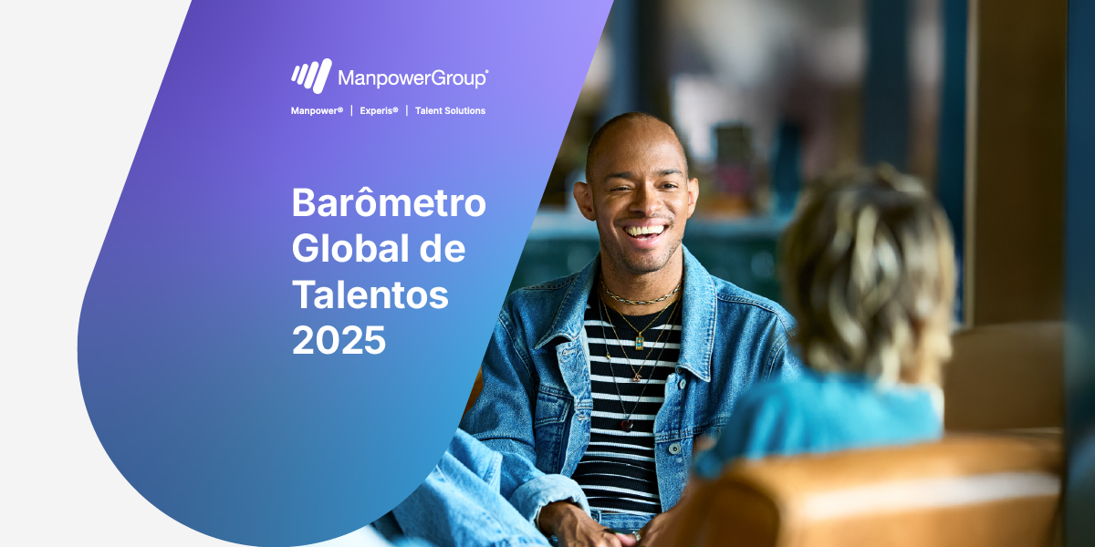 A capa apresenta "ManpowerGroup" e o título "Barômetro Global de Talentos 2025". À direita, um homem sorri, sentado em um sofá, enquanto um recorte à esquerda tem um tom violeta.