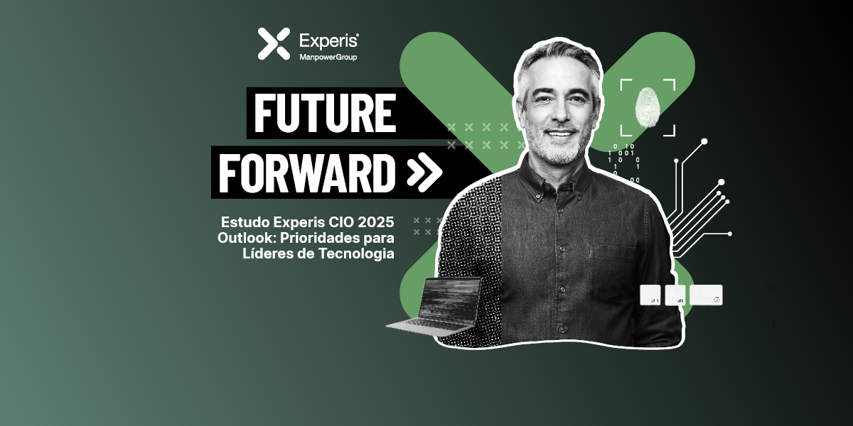 Um homem sorridente com cabelos grisalhos e barba rala, em preto e branco, sobre um fundo verde escuro com elementos tecnológicos e o texto "FUTURE FORWARD >> Estudo Experis CIO 2025".