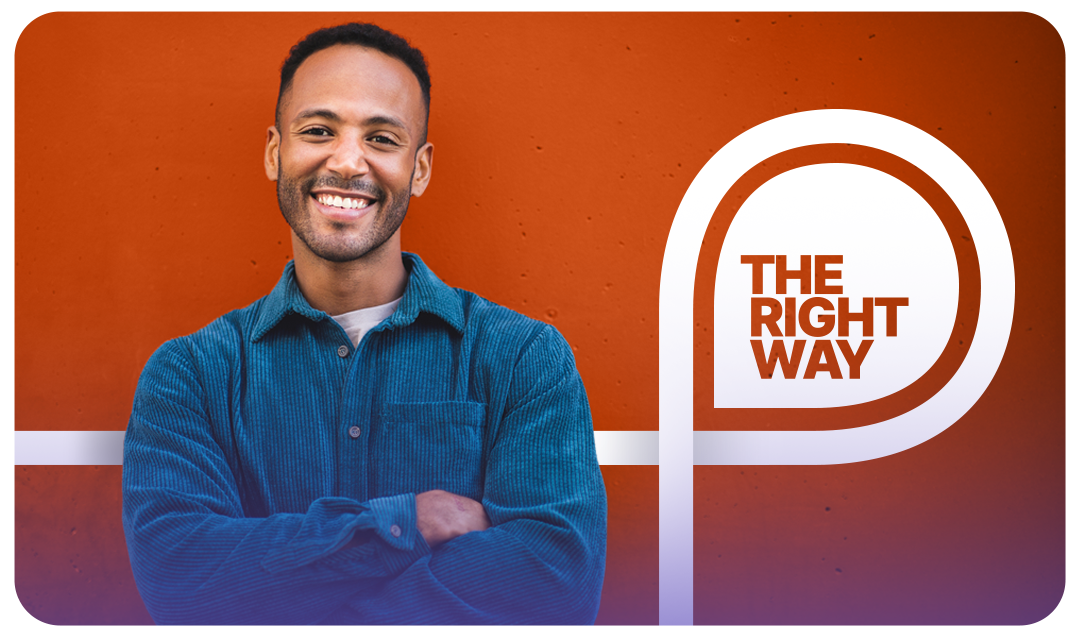 Um homem sorridente com pele morena de braços cruzados, em frente a um fundo laranja com o texto branco "THE RIGHT WAY".