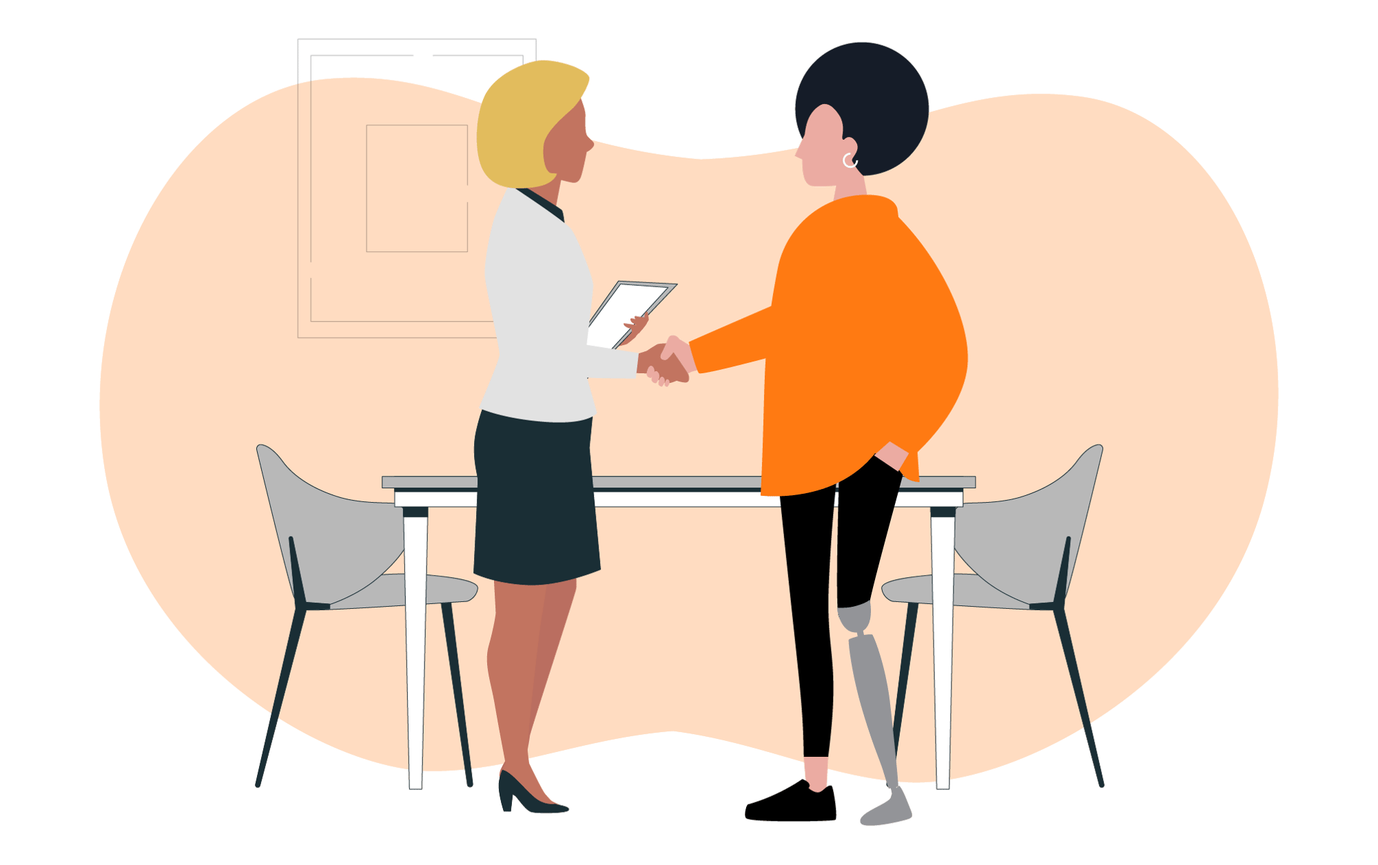 Duas mulheres, uma com prótese na perna, apertam as mãos em um escritório Duas mulheres, uma com prótese na perna, apertam as mãos em um escritório