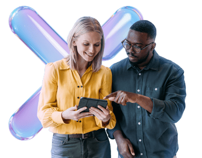 Duas pessoas consultam tablet sobre fundo com o símbolo de experis Duas pessoas consultam tablet sobre fundo com o símbolo de experis