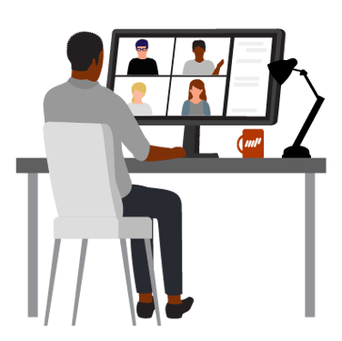 Um homem de costas, sentado em uma mesa com um computador, participando de uma videochamada com quatro outras pessoas. Há um abajur e uma caneca na mesa. Um homem de costas, sentado em uma mesa com um computador, participando de uma videochamada com quatro outras pessoas. Há um abajur e uma caneca na mesa.