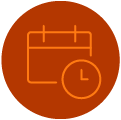 A imagem é um ícone circular de fundo marrom com a silhueta de um calendário, na cor laranja. No canto inferior direito do calendário, há um ícone de relógio, sugerindo a marcação de um evento com data e hora.