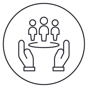 Ícone minimalista de mãos protegendo três pessoas em círculo.