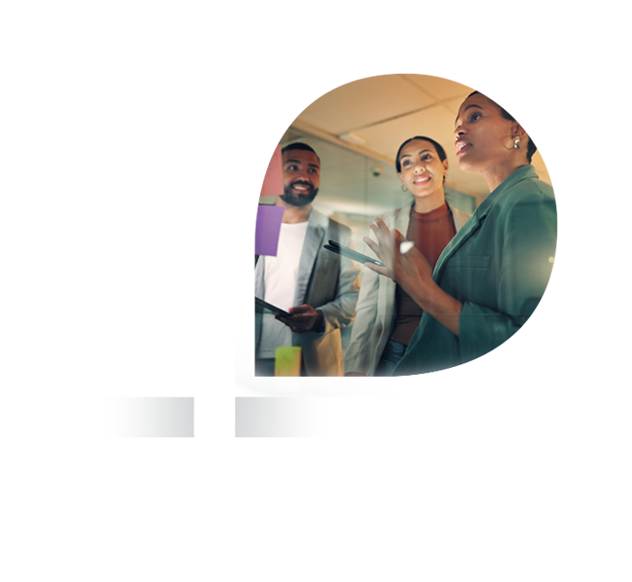 Grupo em reunião colaborativa diante de painel de vidro com notas adesivas.