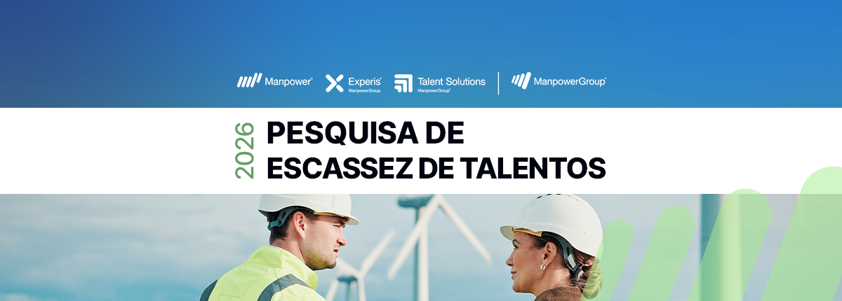 Capa da Pesquisa de Escassez de Talentos 2026 do ManpowerGroup, com profissionais em área industrial diante de turbinas eólicas.